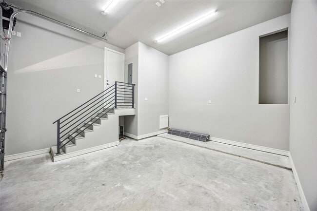 Building Photo - 1111 W 21st St