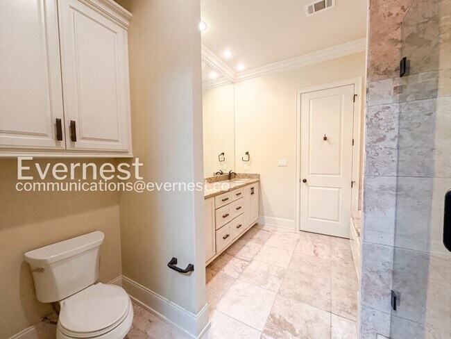 Building Photo - 3 Bed/2 Bath Home with Fenced Yard & Garage / Pet-Friendly / Available Now!
