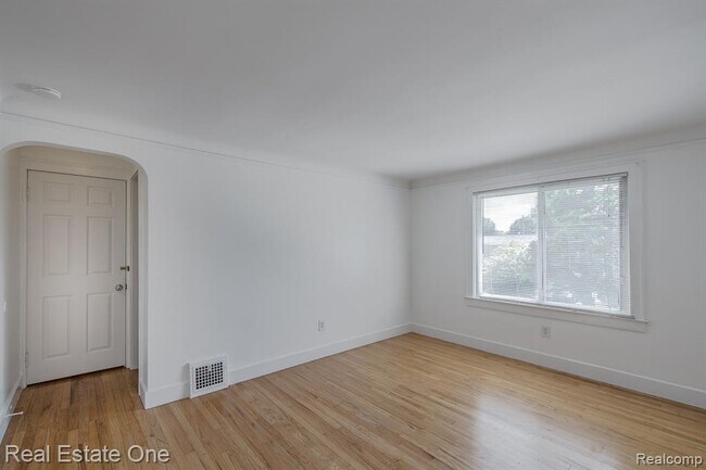 Building Photo - 122 W Houstonia Ave