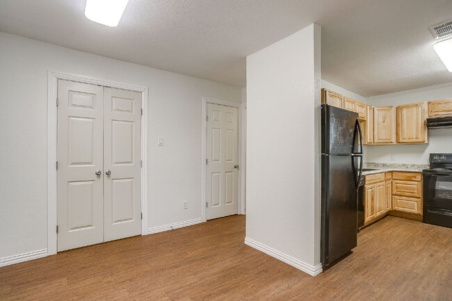 Building Photo - Updated Duplex in Weatherford with large y...