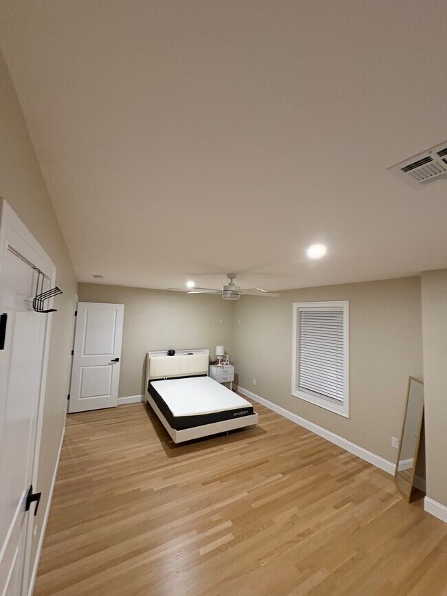 Building Photo - 724 Holmdel Rd