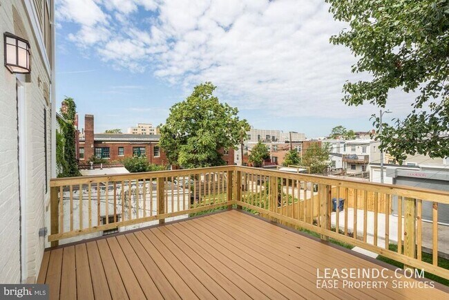 Building Photo - 547 Park Rd NW