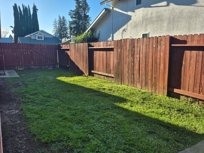 Building Photo - 3 bedroom 2.5 bath home