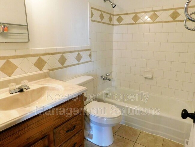 Building Photo - 1008 Perry St