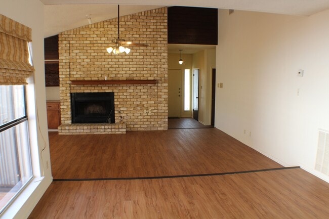 Building Photo - Gorgeous garden style home in San Antonio. Realtor Commission: $300