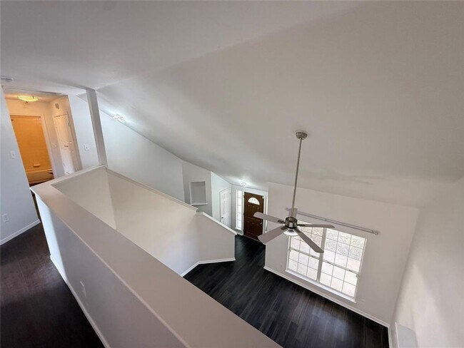 Building Photo - 3 Bed / 2 Bath / 2 living room a great bac...
