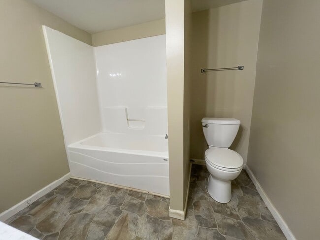 Building Photo - Cozy 2 Bedroom Home! Washer & Dryer Hookups! Large Deck! Spacious Yard!