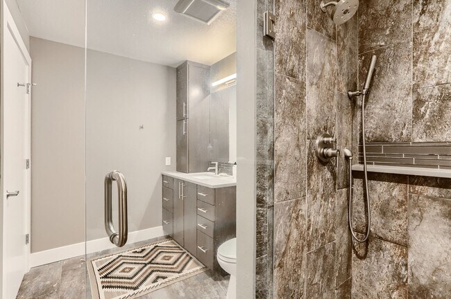 Building Photo - Modern 1 BDR Condo in Holiday Neighborhood