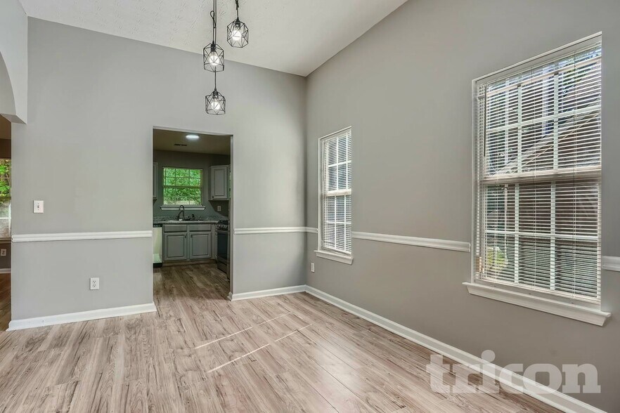 Building Photo - 3250 Diamond Blf