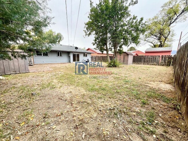 Building Photo - 425 Rosewood Dr