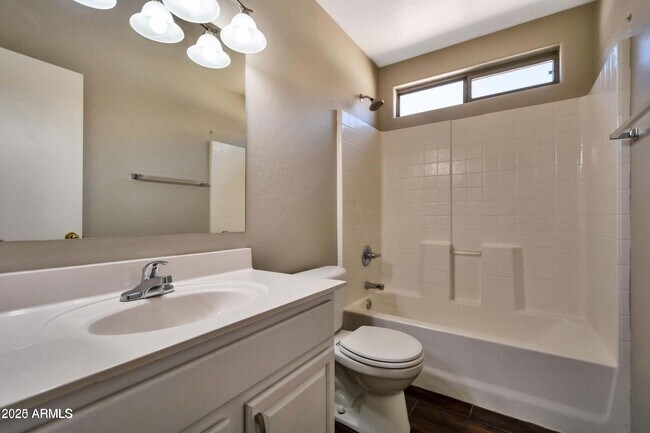 Building Photo - 1228 E Elm Rd