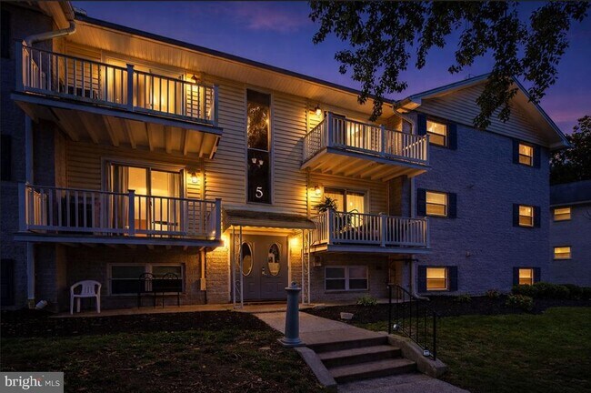 Building Photo - 5 Warren Lodge Ct