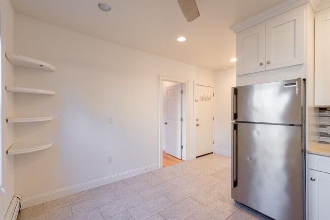 Building Photo - 14 Coles St