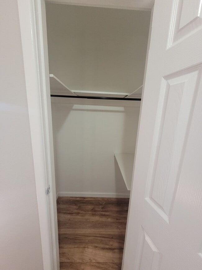 Building Photo - 3 bed 1 bath with 1 car garage!