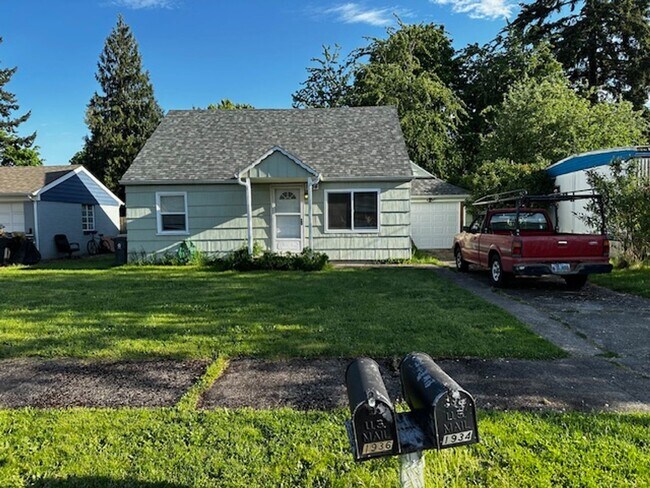 Building Photo - Charming Two Bedroom Pet Friendly Home in ...