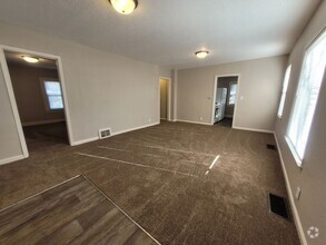 Building Photo - Pet Friendly 2 Bedroom Home with detached ...