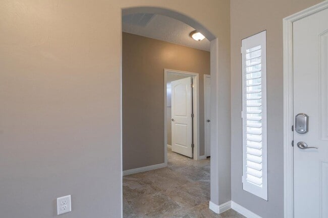 Building Photo - Bright & Beautiful 2 Bedroom Home in Sun R...