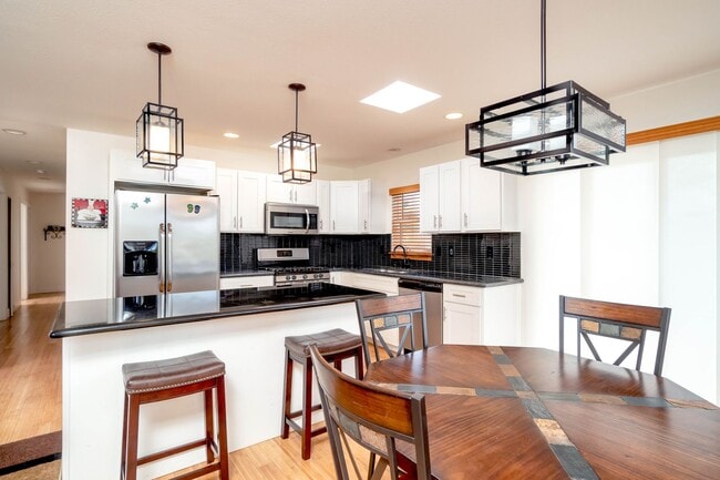Building Photo - WAHIAWA TOWN: 4-BED, 2-BATH AVAILABLE EARL...