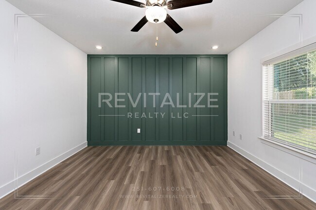 Building Photo - Charming Gold Fortified Home in Live Oak E...