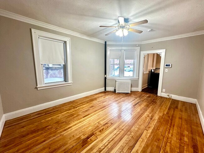 Building Photo - 577 Pleasant St