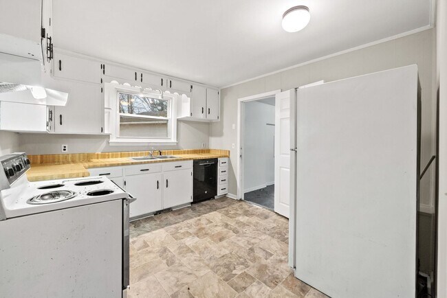 Building Photo - 3 Bedroom Pet Friendly Home For Rent!