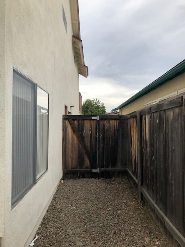 Building Photo - 4 Bed/2.5 Bath  Two Story Home in San Diego