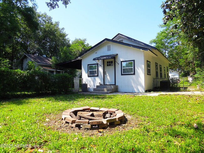 Building Photo - 2071 Southampton Rd