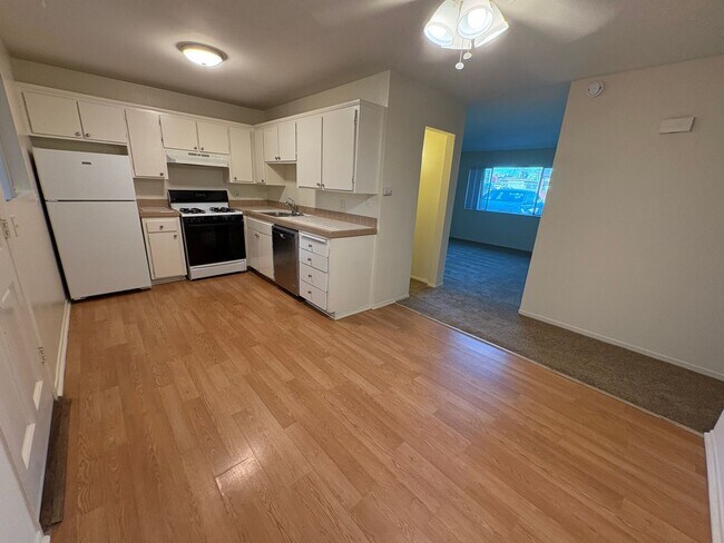 Building Photo - ***Move-in special 1/2 off 1st months rent...