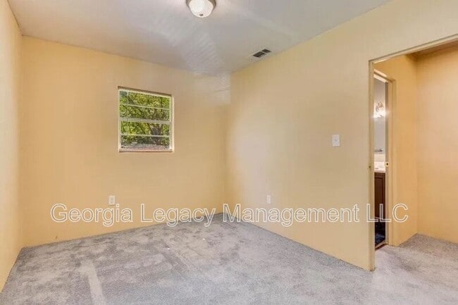 Building Photo - 65 Hughes St