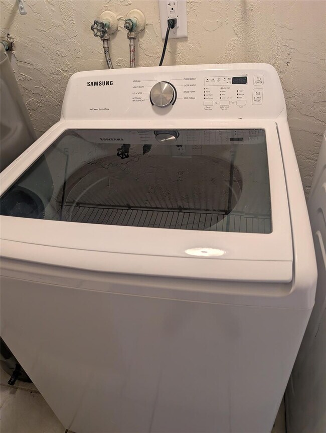 Building Photo - 5820 NW 17th Pl