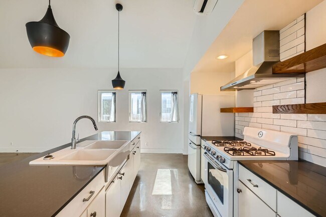 Building Photo - Home with Guest Suite