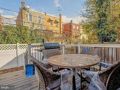 Building Photo - 913 S Yewdall St