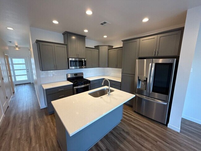 Building Photo - 5913 Blue River Dr SE