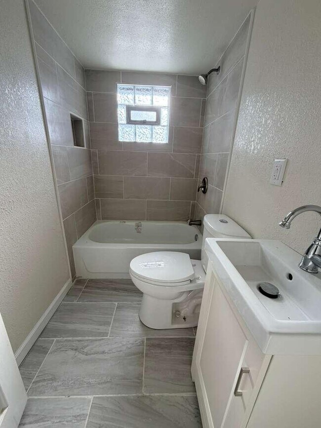 Building Photo - 653A W Bruce St - ?? EKO Homes | 2Bed, 1bath