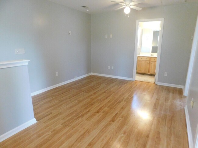 Building Photo - great 3 bed 2.5 bath master down
