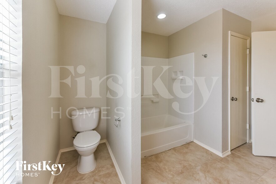 Building Photo - 636 Chickadee Dr