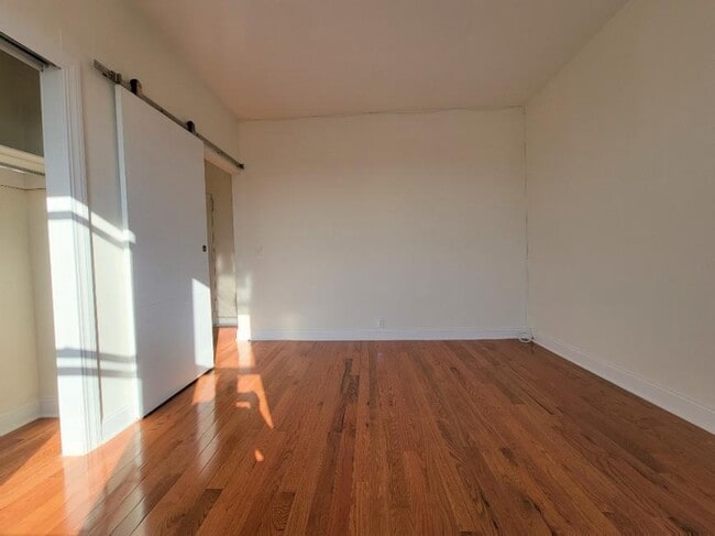 Building Photo - 1 bedroom in ASTORIA NY 11103