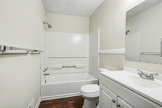 Building Photo - Large 3 Bedroom 2 Bath Home