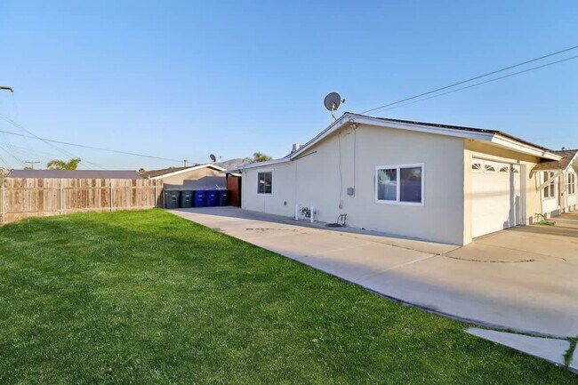 Building Photo - 609 Carlsbad St