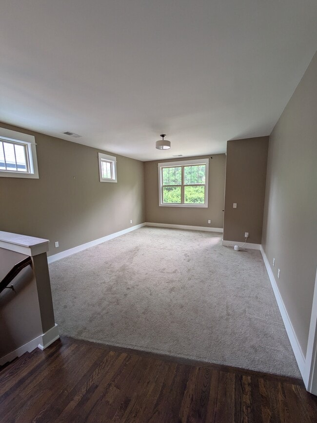 Building Photo - 2024B Straightway Ave