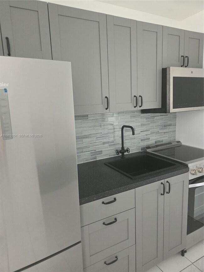 Building Photo - 411 SE 3rd Ave