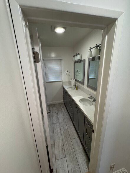 Dual Sinks - 1122 Euclid St