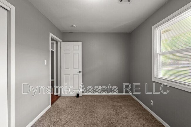 Building Photo - 1914 John F Kennedy St