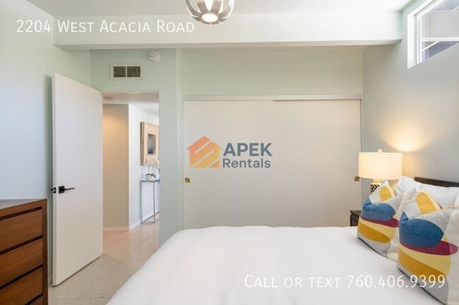 Building Photo - 2204 W Acacia Rd