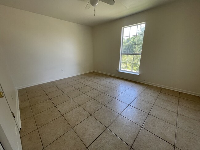 Building Photo - 2429 Octavia Dr