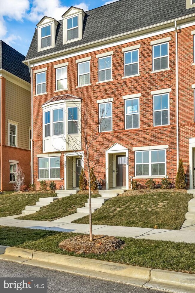 Building Photo - 611 E 7th St