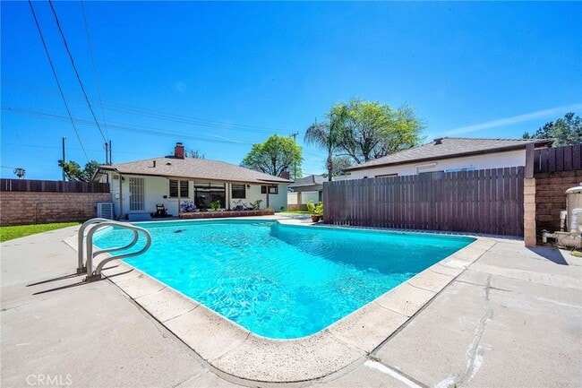 Building Photo - 6139 Tampa Ave