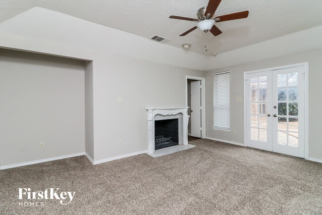 Building Photo - 2102 Greenbriar Ct