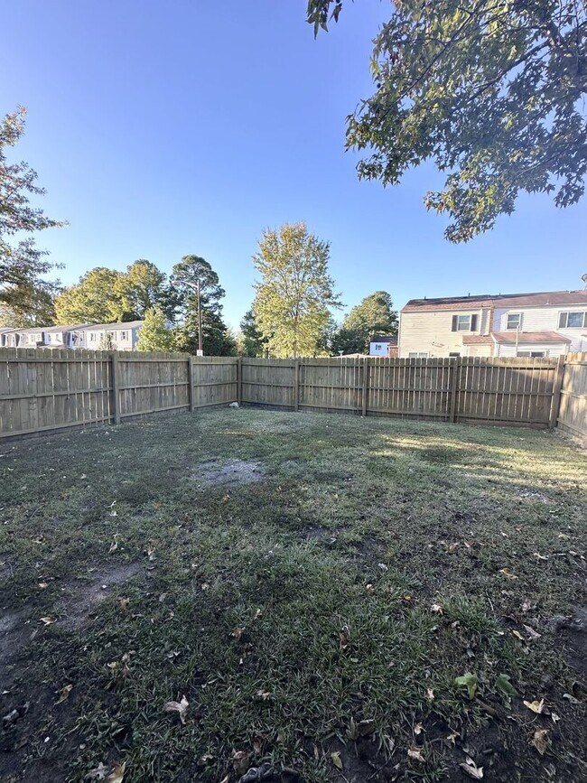 Building Photo - Beautifully Fully Updated 3-Bedroom End Unit Townhome