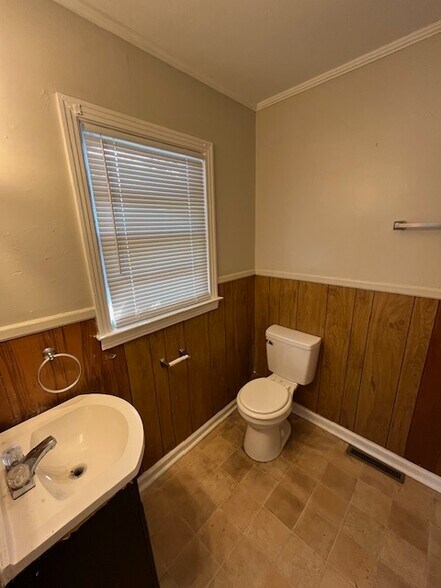 Building Photo - 1808 Sussex Dr